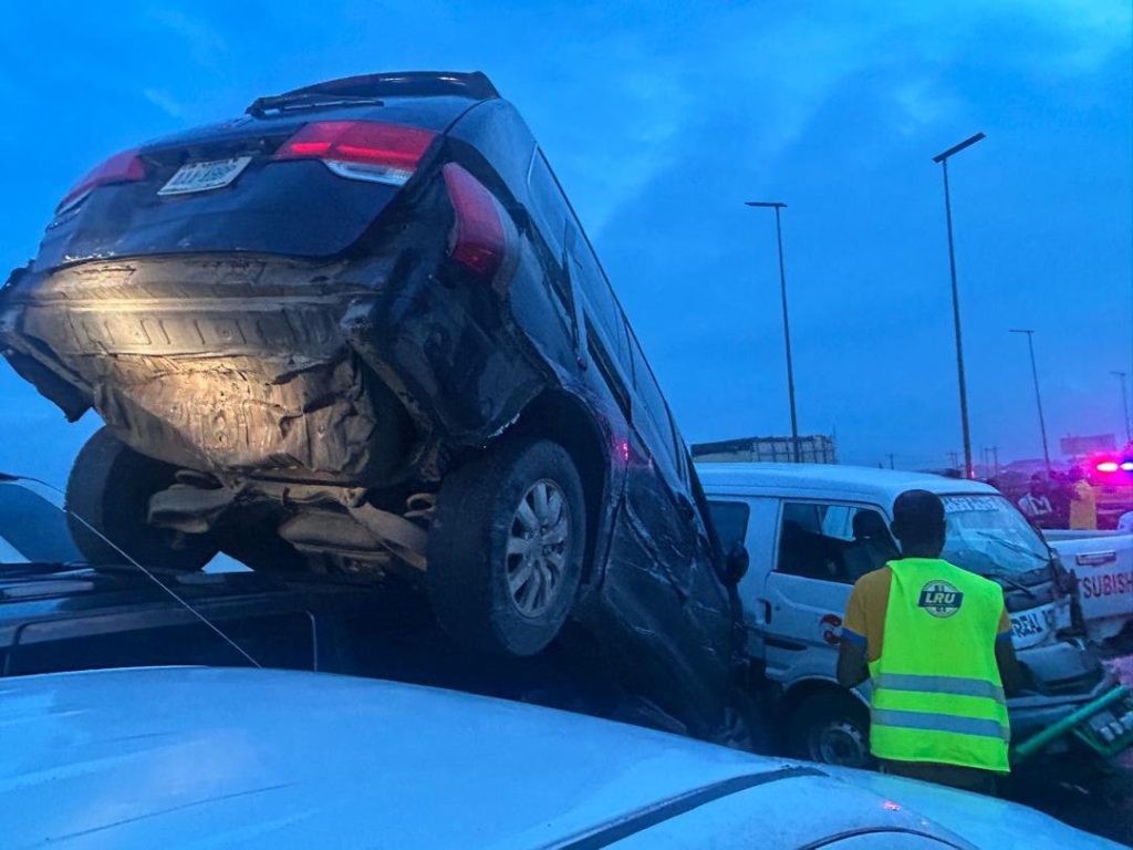 40-foot container truck crashes into 6 vehicles at Kara Bridge along Lagos-Ibadan Expressway 2 A 40-foot container truck on Tuesday crashed into six other vehicles at Kara Bridge, inward OPIC, along the Lagos-Ibadan Expressway after reportedly developing a mechanical fault while in motion.