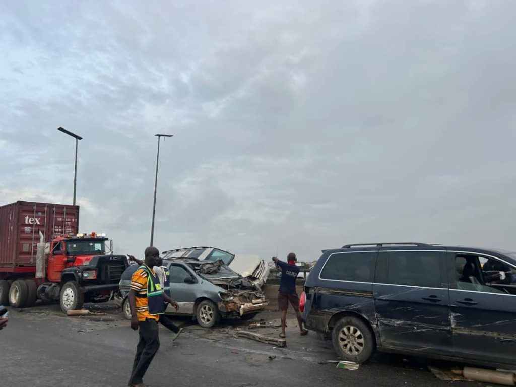 40-foot container truck crashes into 6 vehicles at Kara Bridge along Lagos-Ibadan Expressway 3 A 40-foot container truck on Tuesday crashed into six other vehicles at Kara Bridge, inward OPIC, along the Lagos-Ibadan Expressway after reportedly developing a mechanical fault while in motion.