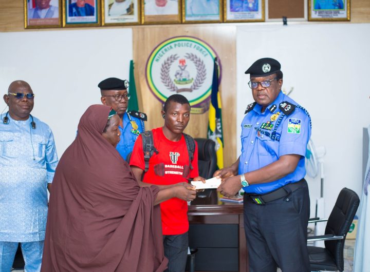 Sokoto police present over N14m cheques to families of 17 late officers