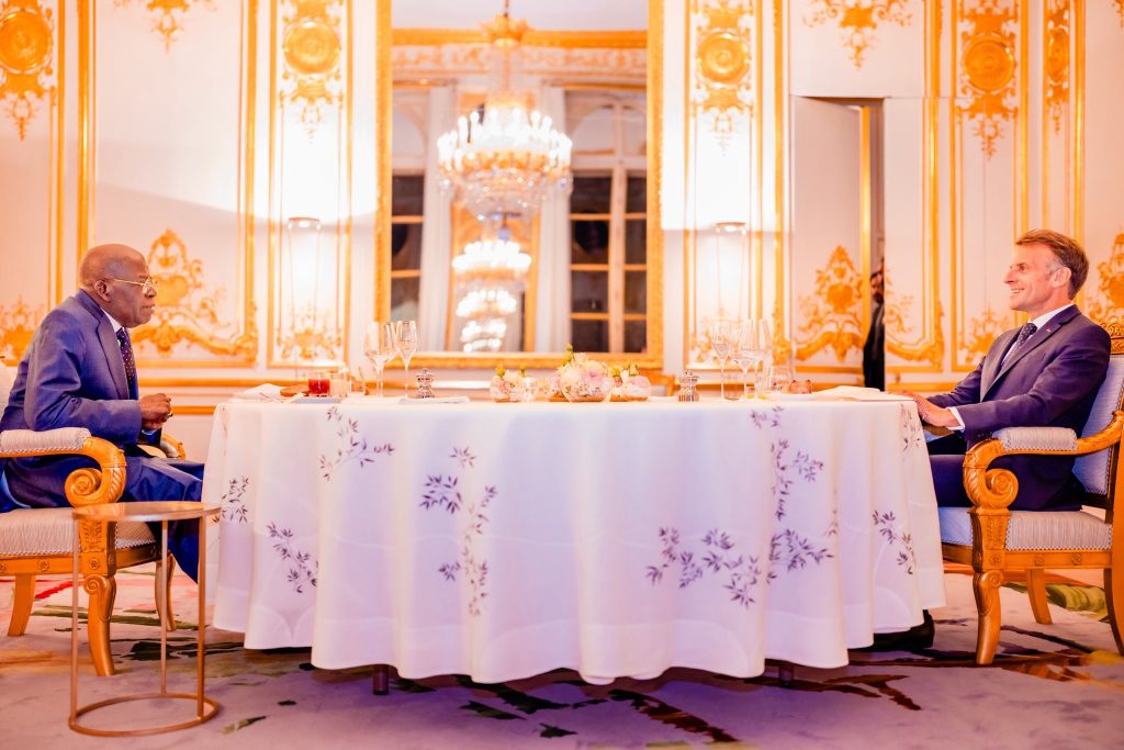 PHOTONews: Macron hosts Tinubu at Élysée Palace private dinner, strengthening Nigeria-France ties French President Emmanuel Macron has received President Bola Ahmed Tinubu for a private dinner on Thursday night at the Élysée Palace, reflecting the enduring relationship between Nigeria and France and their shared commitment to strengthening bilateral cooperation. Below are picture of their meeting: